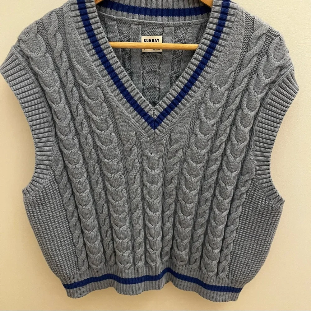 Aritzia Sunday Best Cable Knit Collegiate V-Neck Sweater Vest M - Picture 3 of 5